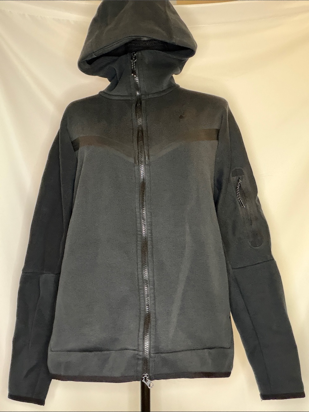 BLACK NIKE TECH HOODIE
